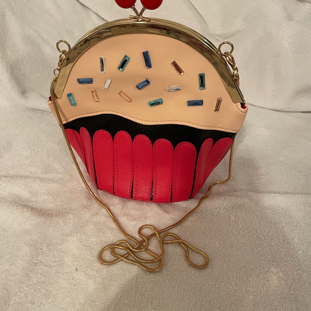 CUTE Cupcake snap purse. Brand New